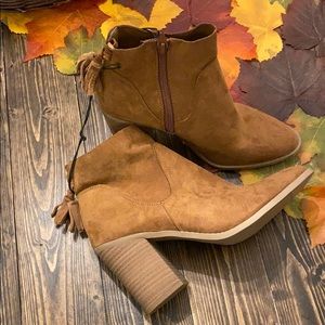 NWT Universal Thread heeled booties